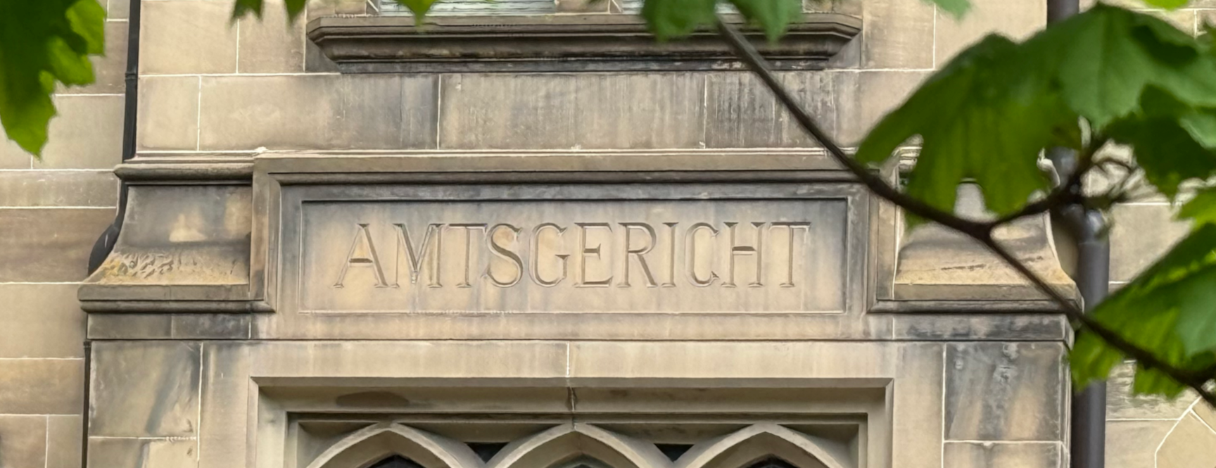 Amtsgericht Tübingen - Fotografie des historischen Eingangs Amtsgericht Tübingen - Fotografie des historischen Eingangs